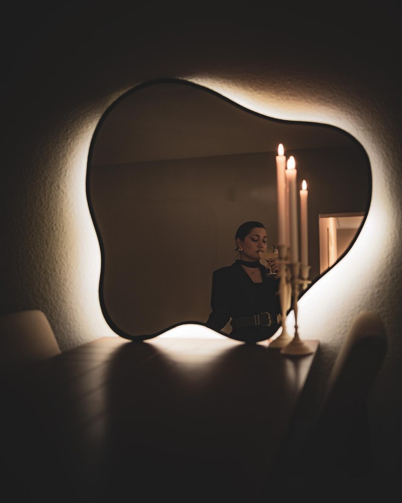 Espejo Yara con luz ambiental suave